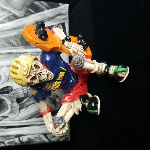 Shelf-Sitter Skeletons - Picture 3 of 12
